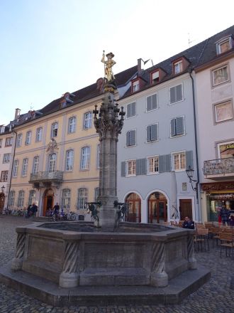 Georgsbrunnen på Münsterplatz. Sankt Göran är Freiburgs skyddshelgon.