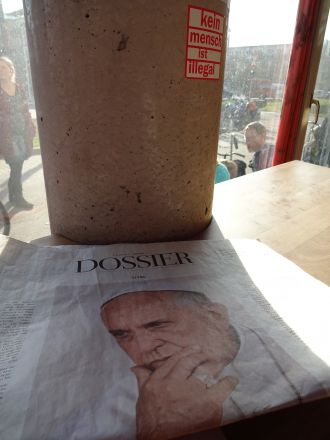 Påven i Die Zeit och texten Ingen människa är illegal på väggen. I Bennys bageri.