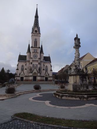 Jesu hjärtas kyrka. I förgrunden pestmonumentet.