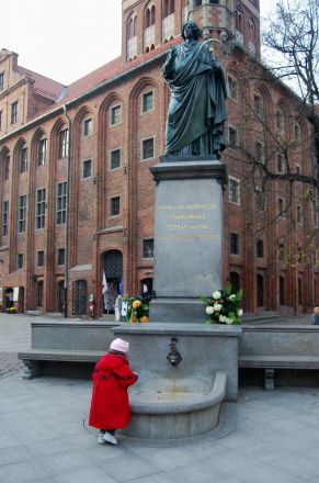 Kopernikus framför rådhuset: ”Han som stannade solen och satte jorden i rörelse”.