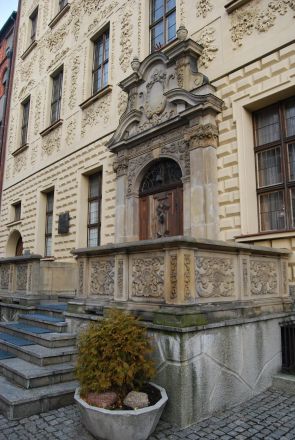 Framför entrédörren en högt belägen veranda dit en trappa leder  – i den närbelägna staden Gdańsk är detta en vanlig syn. 