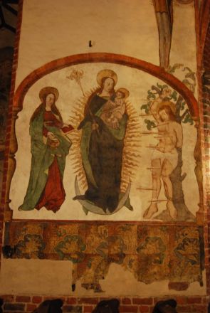 I Den helige Jakobs kyrka: till höger Den helige Sebastian, i mitten den till himlen upptagna Maria, till vänster Maria Magdalen