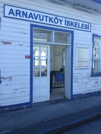 Båtstationen i Arnavutköy. Båtstationen i Arnavutköy.