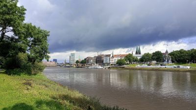 Weser från dess västra strand. Till höger domkyrkans torn, rakt fram Wilhelm-Kaisen-Brücke.