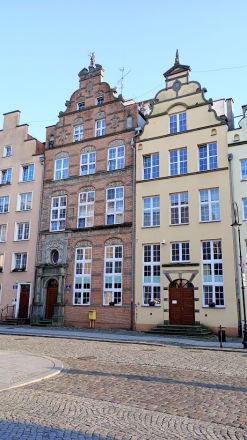 Två hus som ser ut att vara gamla på riktigt.
