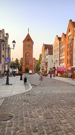 Gatan heter Stary Rynek. I bakgrunden Brama Targowa - den norra stadsporten.