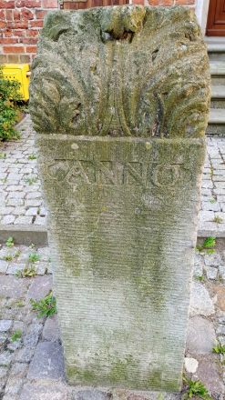 Sten framför den före detta mennoniter-kyrkan.