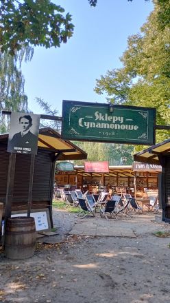 En matmarknad i närheten av borgen, uppkallad efter Bruno Schulz, författare bland annat till "Kanelbutikerna".