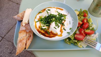 Frukost i Gamla stan. Ägg på turkiskt vis - Ciblir, pocherade ägg med vitlöksyoughurt. 