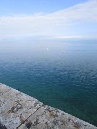 Utsikt över Adriatiska havet från platsen framför katedralen.
