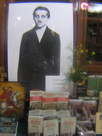Gavrilo Princip i skyltfönstret till en bokhandel, Belgrad.