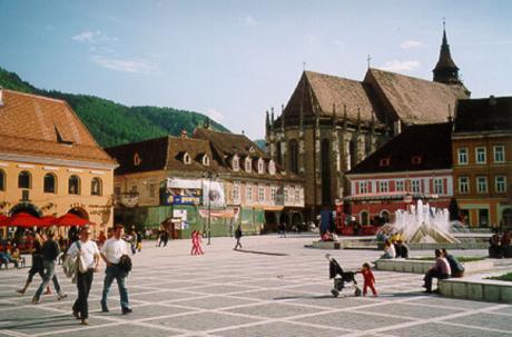 Braşov. I bakgrunden Svarta kyrkan (Biserică Neagră).