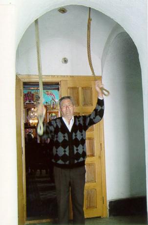 Ringaren i kyrkan i den sista rumänska byn före Gernik kallar till gudstjänst. (Foto: Ulf Irheden) 	