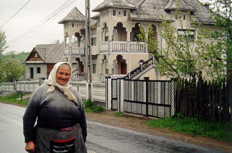 En bondmora ville berätta något för oss. I bakgrunden ett ”Murfatlar-hus".