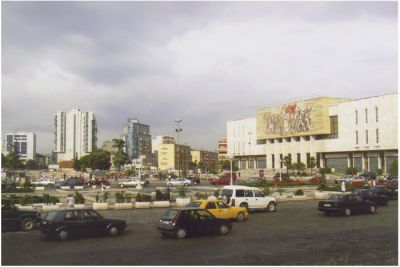 Skanderbeg-torget, uppkallat efter den nationelle hjälte som bekämpade turkarna på 1400-talet, är Tiranas ”vardagsrum”.