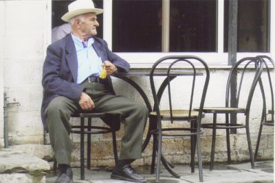 En stunds eftertanke på ett kafé i Gjirokaster.