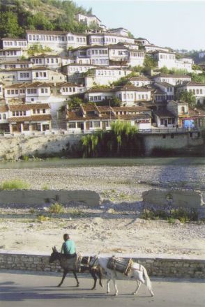 Stadsdelen Mangalem i Berat klänger sig krampaktigt fast på en brant sluttning.
