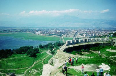 Vi beskådar några ruiner i närheten av Shkodër i norra Albanien.