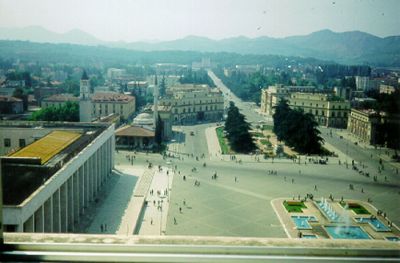 Tirana – utsikt från mitt hotellfönster.