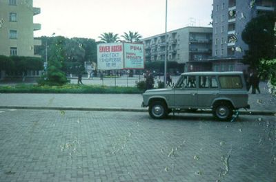 Någonstans i Albanien står denna propagandaskylt. Diktatorn Hoxha liknas tydligen vid en arkitekt.