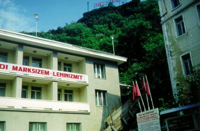 Gjirokastër – gatubild full av politisk propaganda