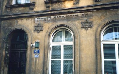 I närheten av Stork-synagogan.