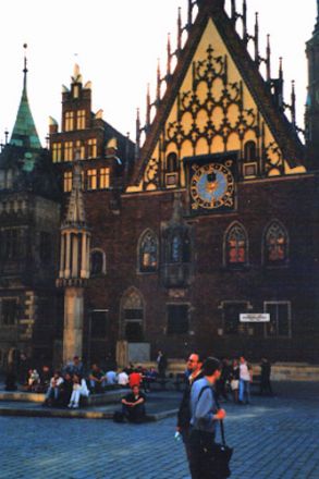 Rådhusets östra fasad. Omkring 1500 var den dekorativa östra fasaden klar. Framför rådhuset står skampålen.