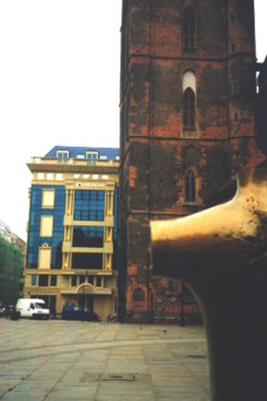 Stor skönhet och en hemsk skapelse på en och samma bild.